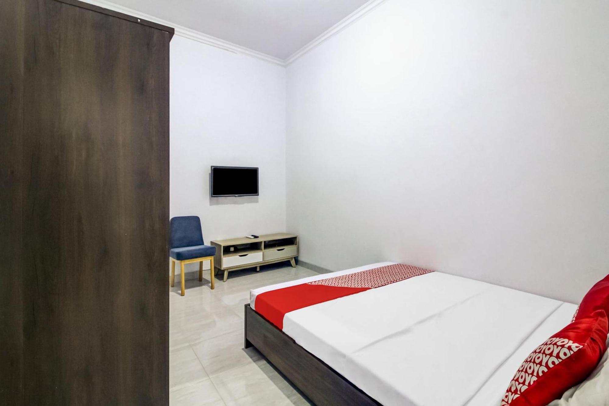 OYO 91243 Bina Syariah Guest House Cirebon Bagian luar foto