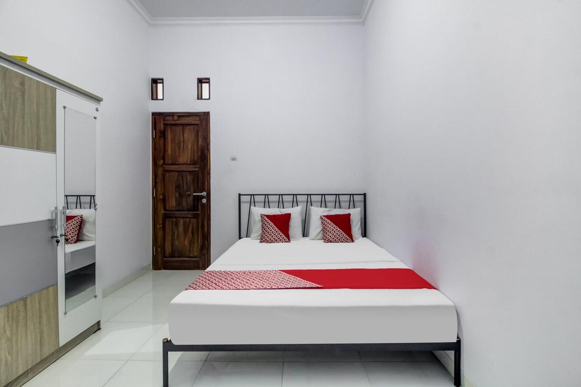 OYO 91243 Bina Syariah Guest House Cirebon Bagian luar foto