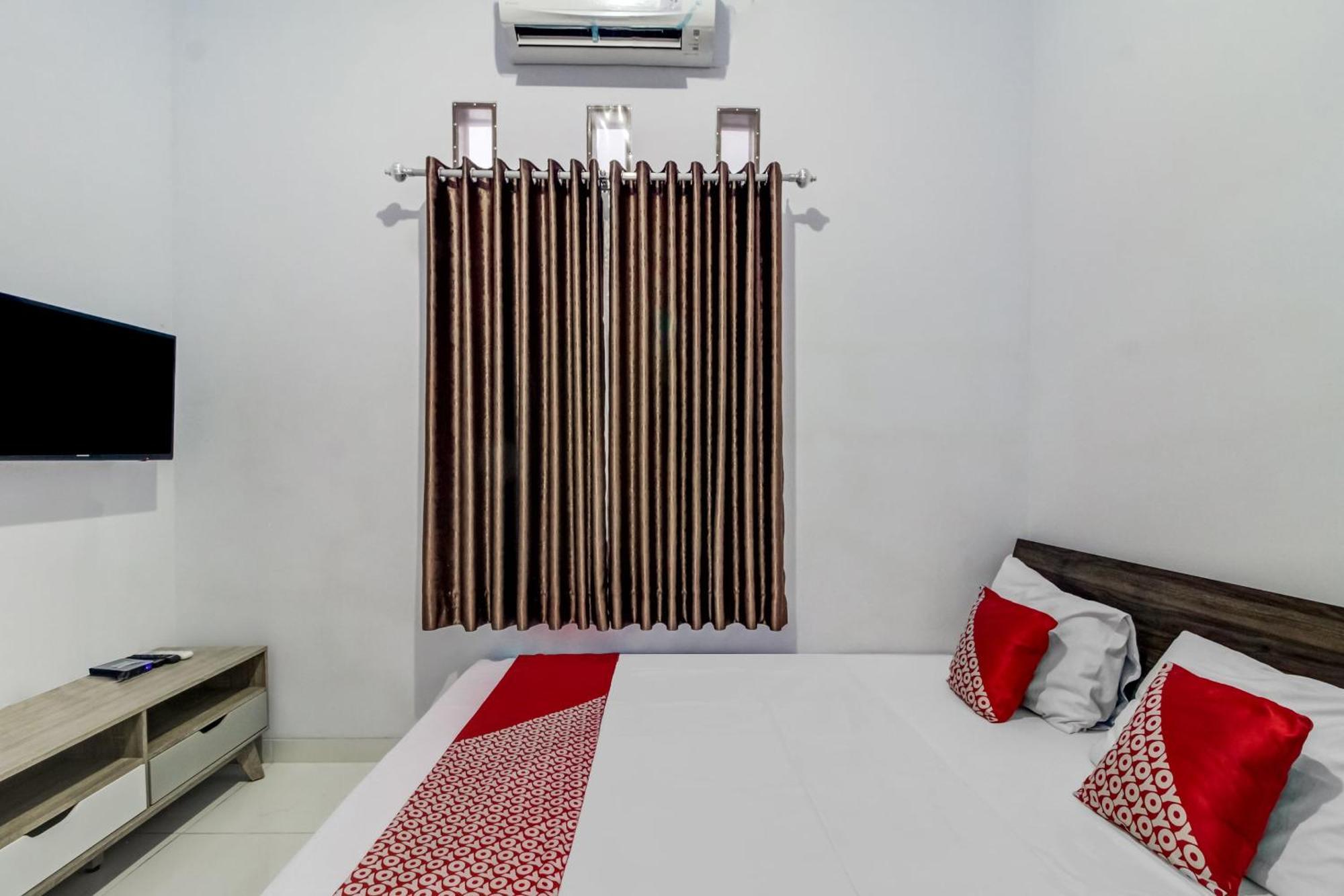 OYO 91243 Bina Syariah Guest House Cirebon Bagian luar foto