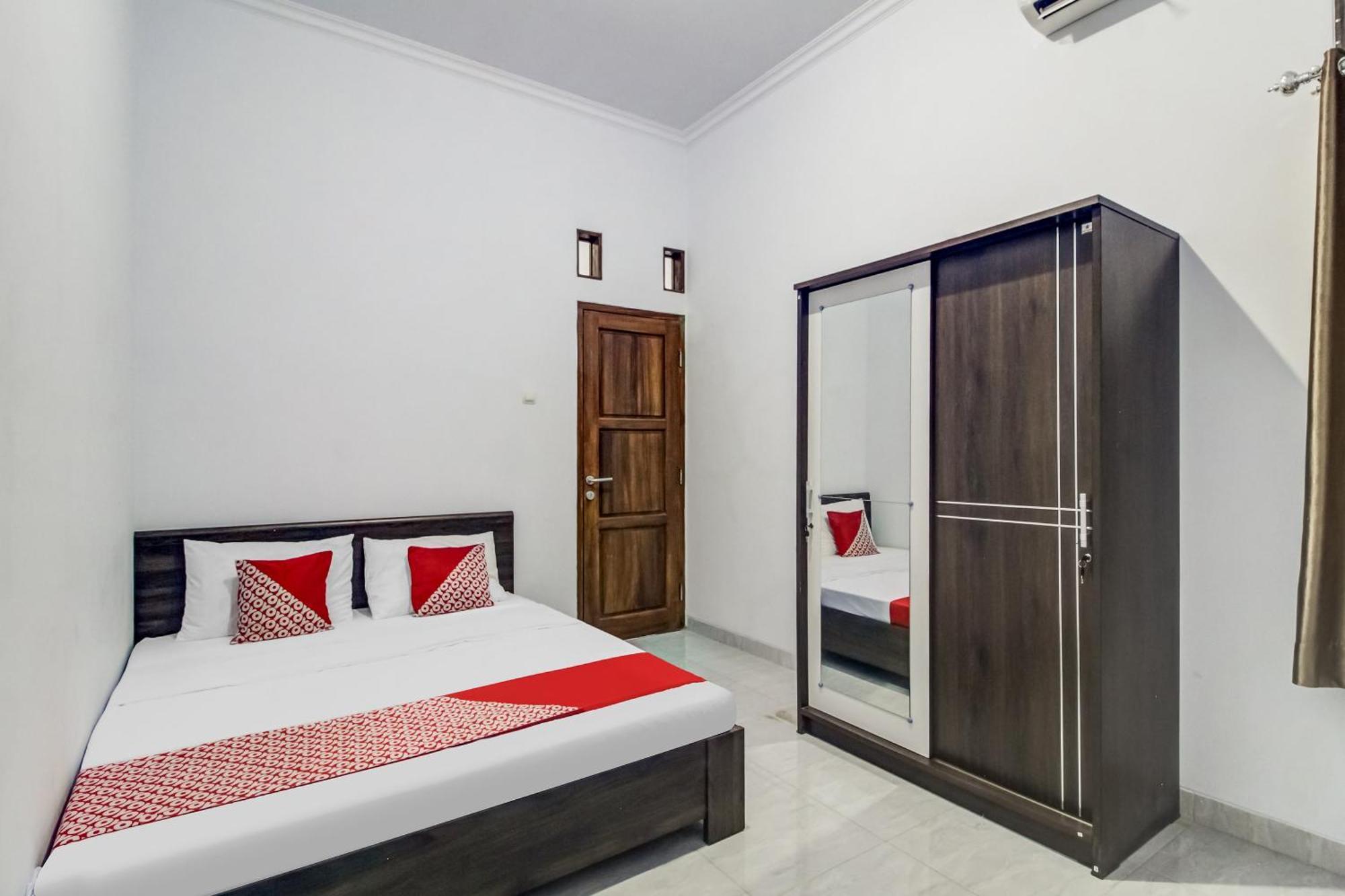 OYO 91243 Bina Syariah Guest House Cirebon Bagian luar foto