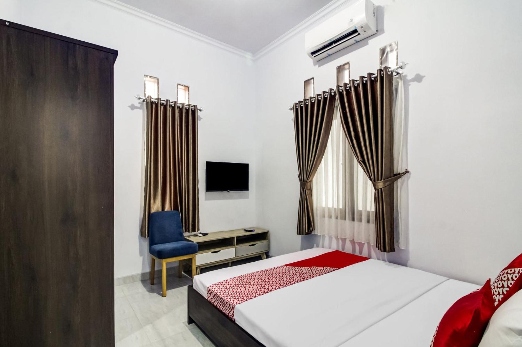 OYO 91243 Bina Syariah Guest House Cirebon Bagian luar foto
