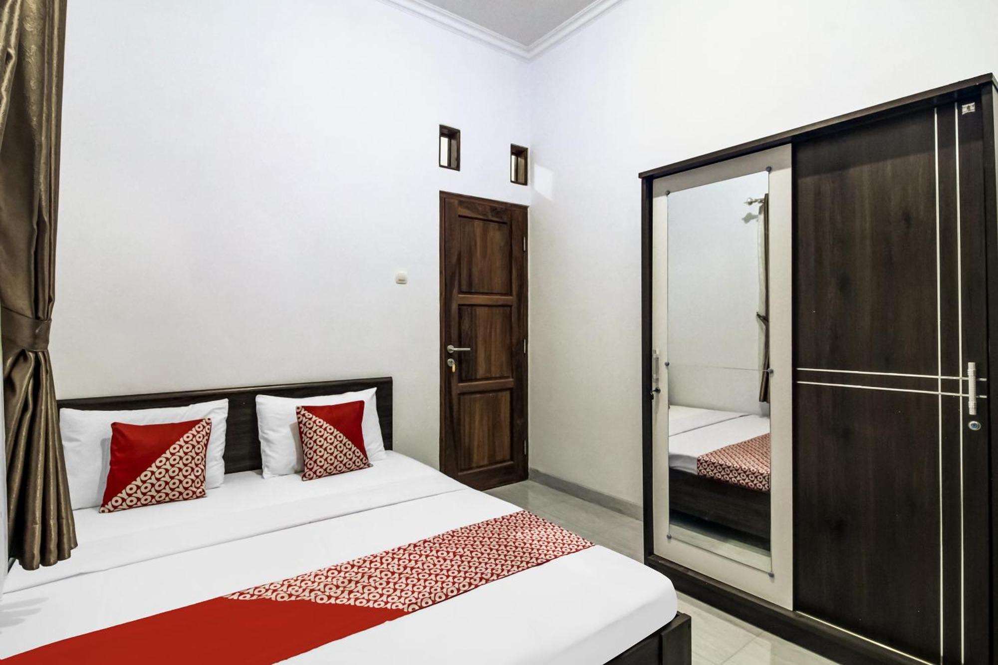 OYO 91243 Bina Syariah Guest House Cirebon Bagian luar foto