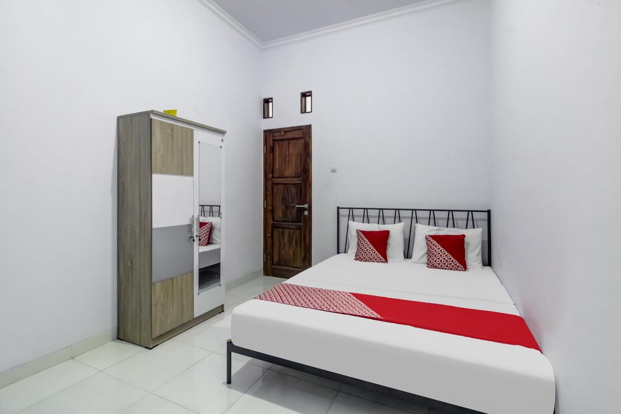 OYO 91243 Bina Syariah Guest House Cirebon Bagian luar foto