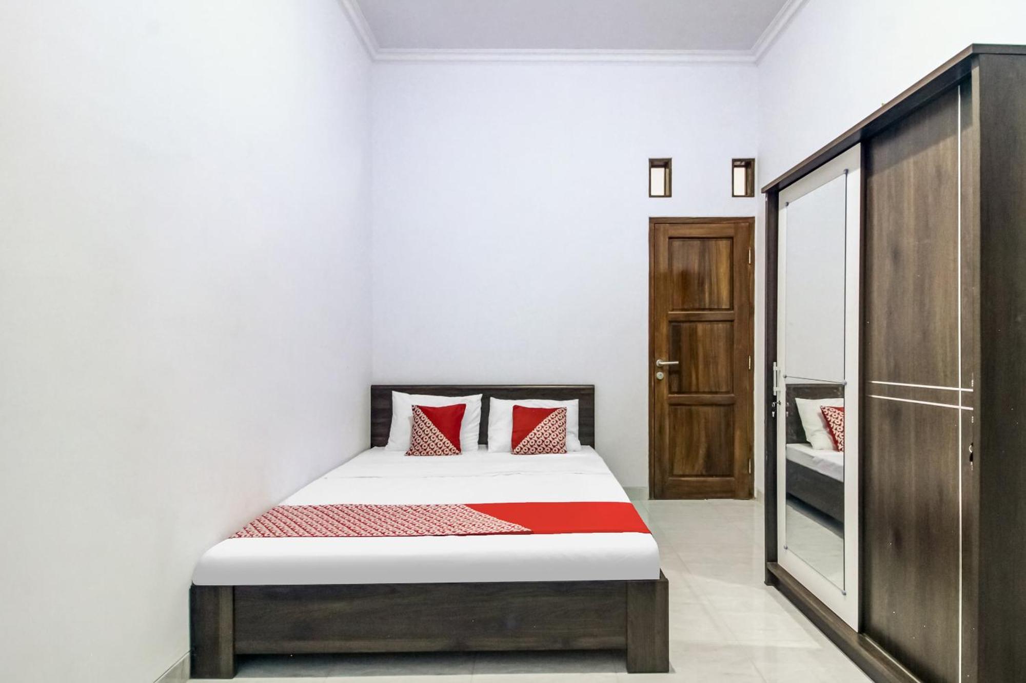 OYO 91243 Bina Syariah Guest House Cirebon Bagian luar foto