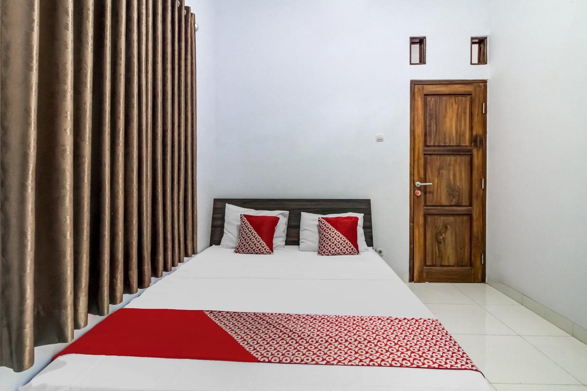 OYO 91243 Bina Syariah Guest House Cirebon Bagian luar foto