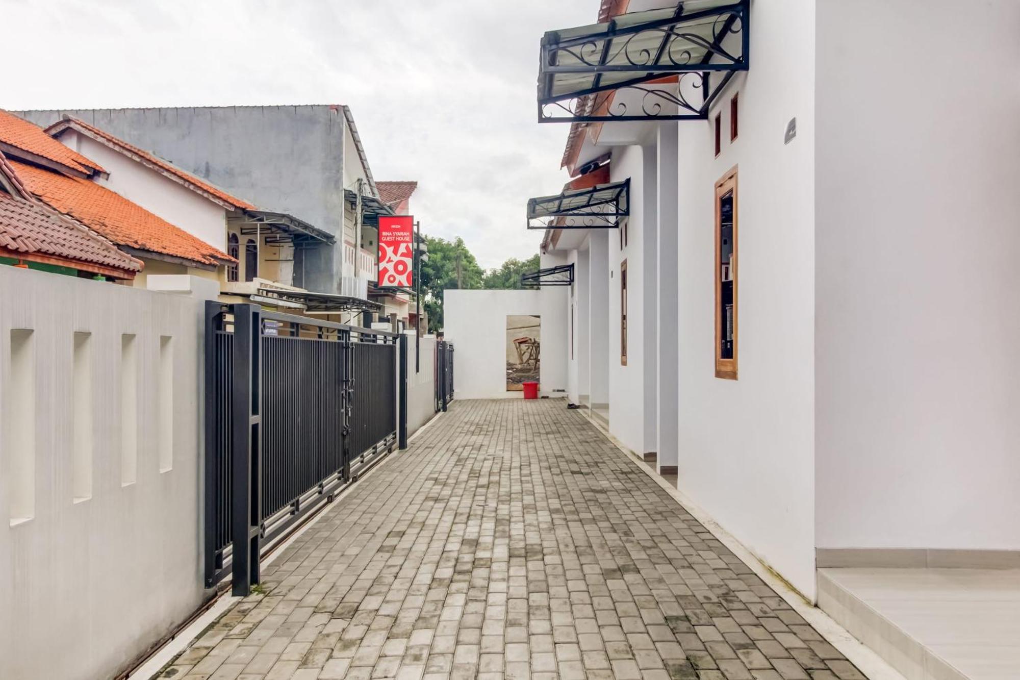 OYO 91243 Bina Syariah Guest House Cirebon Bagian luar foto