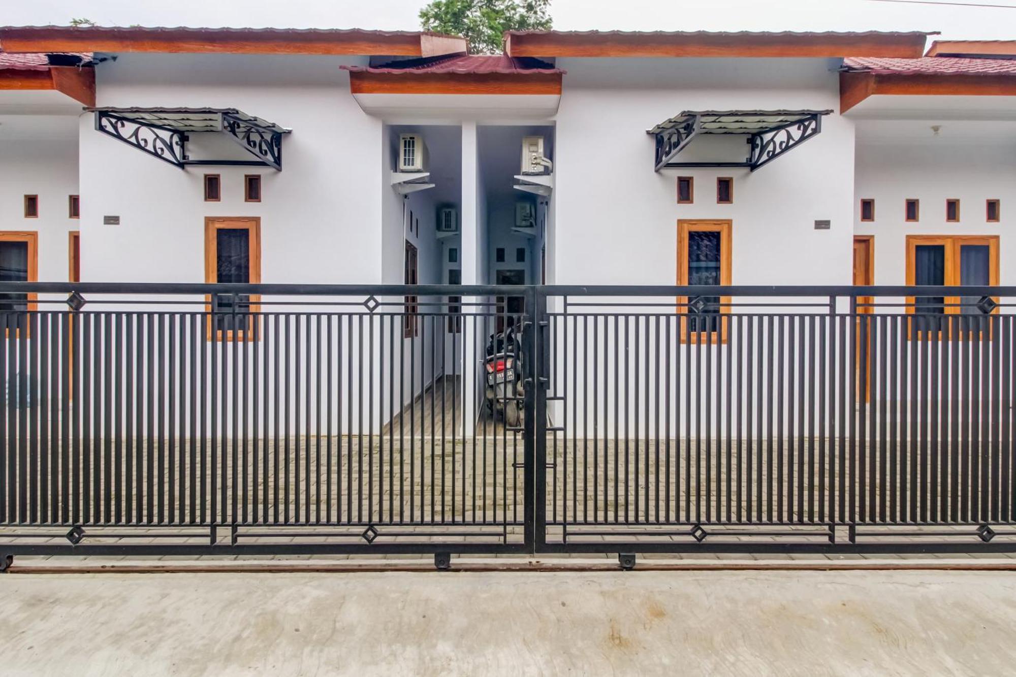 OYO 91243 Bina Syariah Guest House Cirebon Bagian luar foto