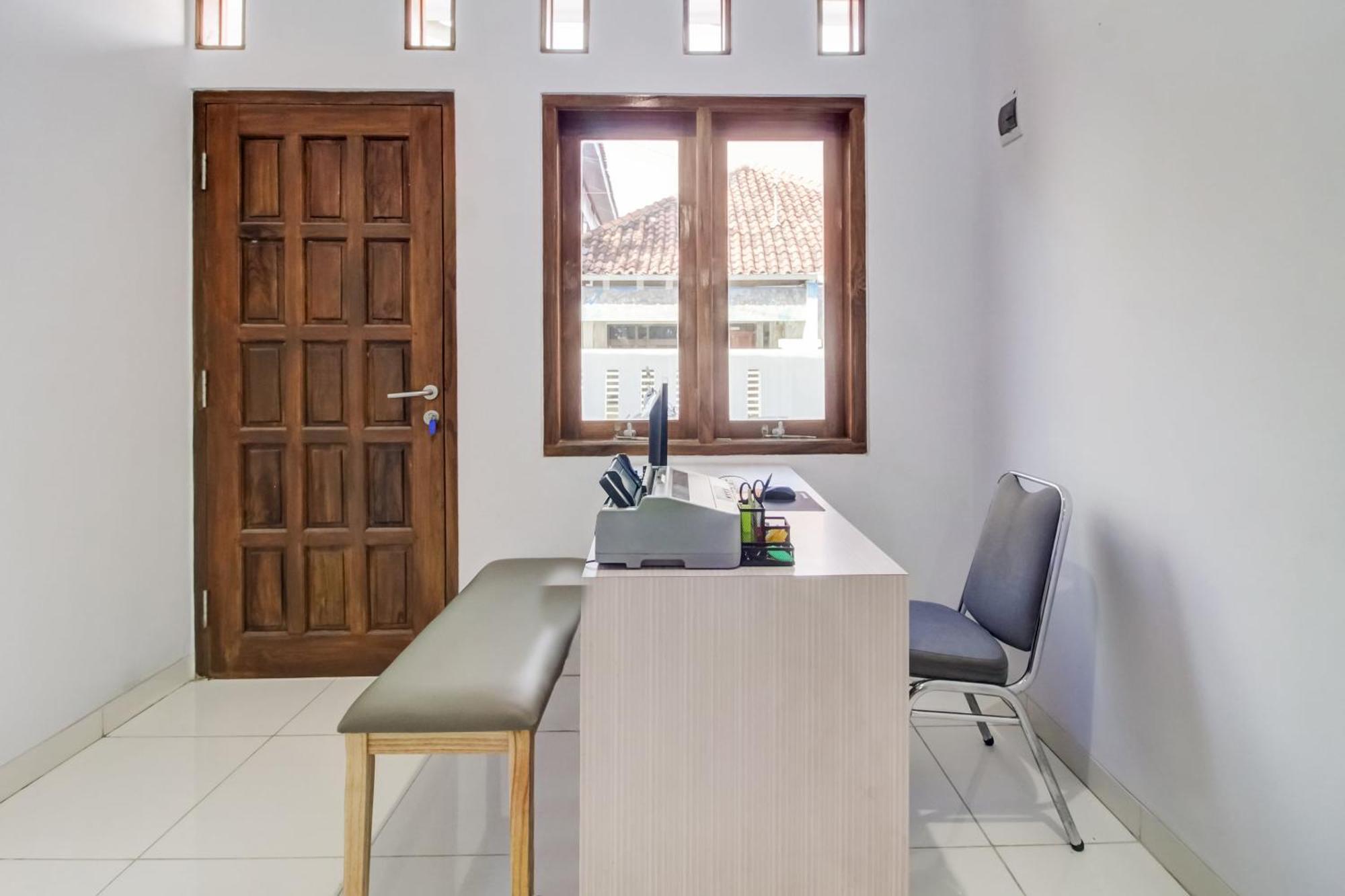 OYO 91243 Bina Syariah Guest House Cirebon Bagian luar foto
