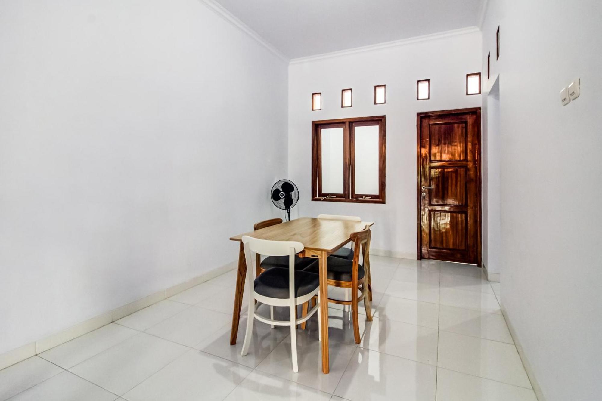 OYO 91243 Bina Syariah Guest House Cirebon Bagian luar foto