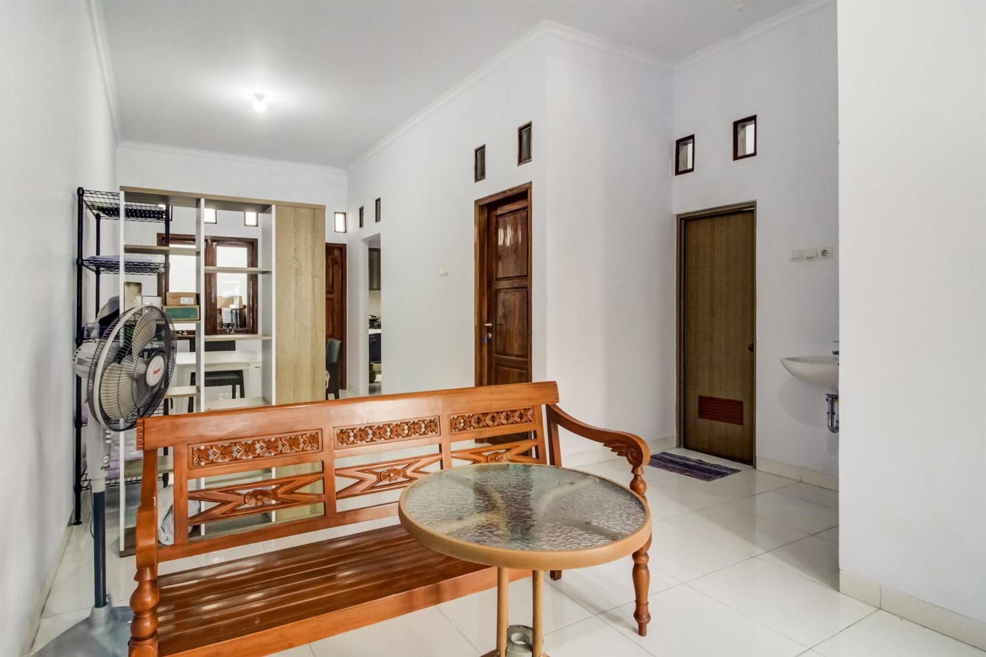 OYO 91243 Bina Syariah Guest House Cirebon Bagian luar foto