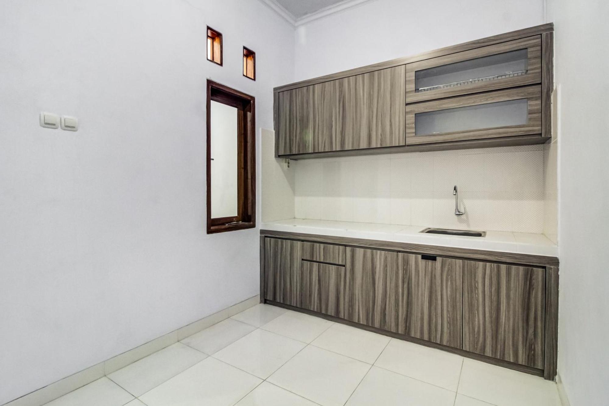 OYO 91243 Bina Syariah Guest House Cirebon Bagian luar foto