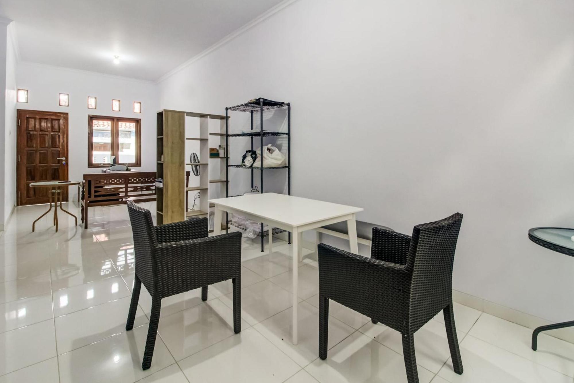 OYO 91243 Bina Syariah Guest House Cirebon Bagian luar foto