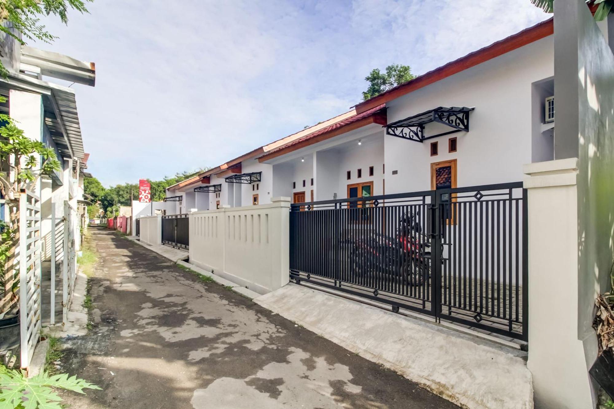 OYO 91243 Bina Syariah Guest House Cirebon Bagian luar foto