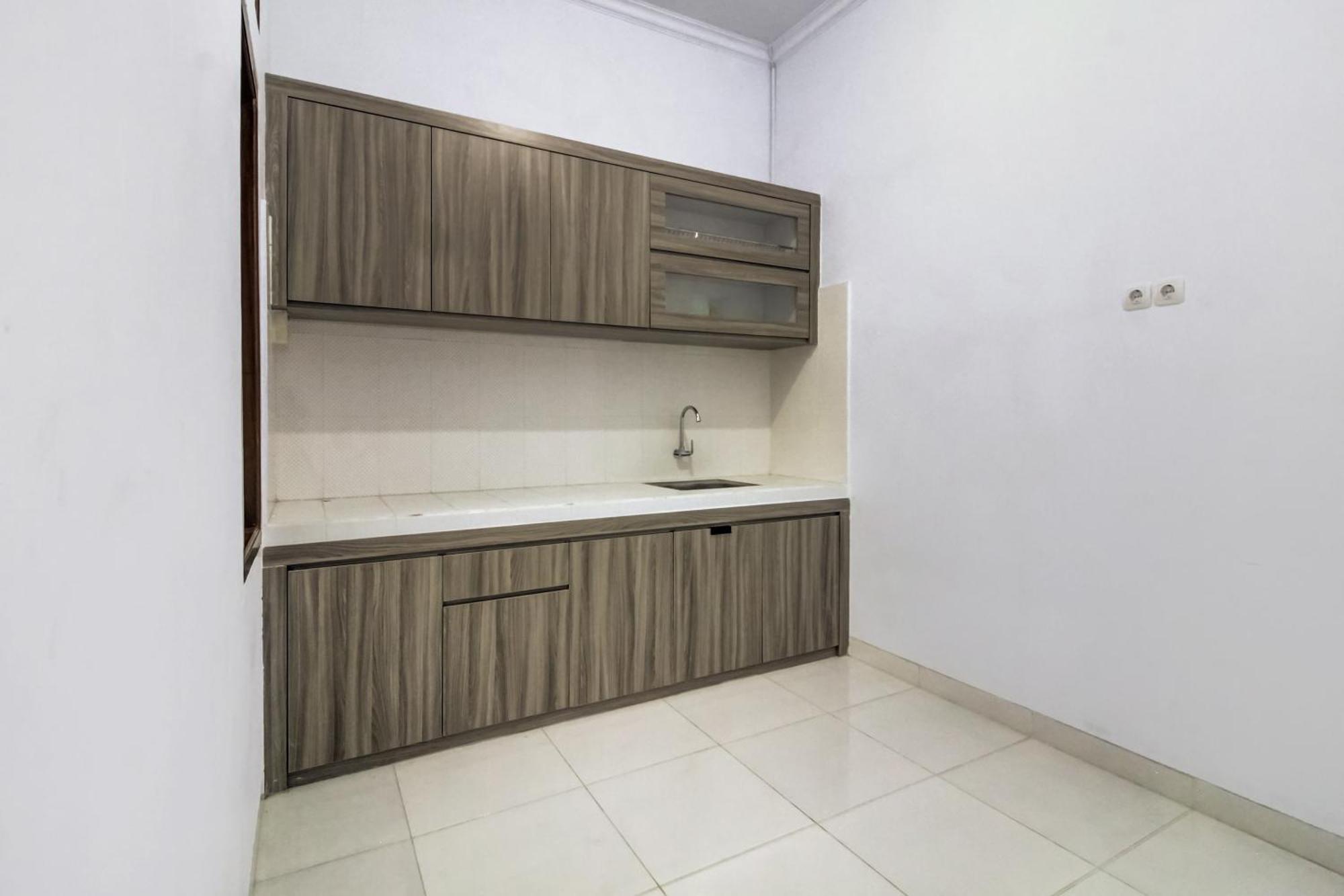 OYO 91243 Bina Syariah Guest House Cirebon Bagian luar foto