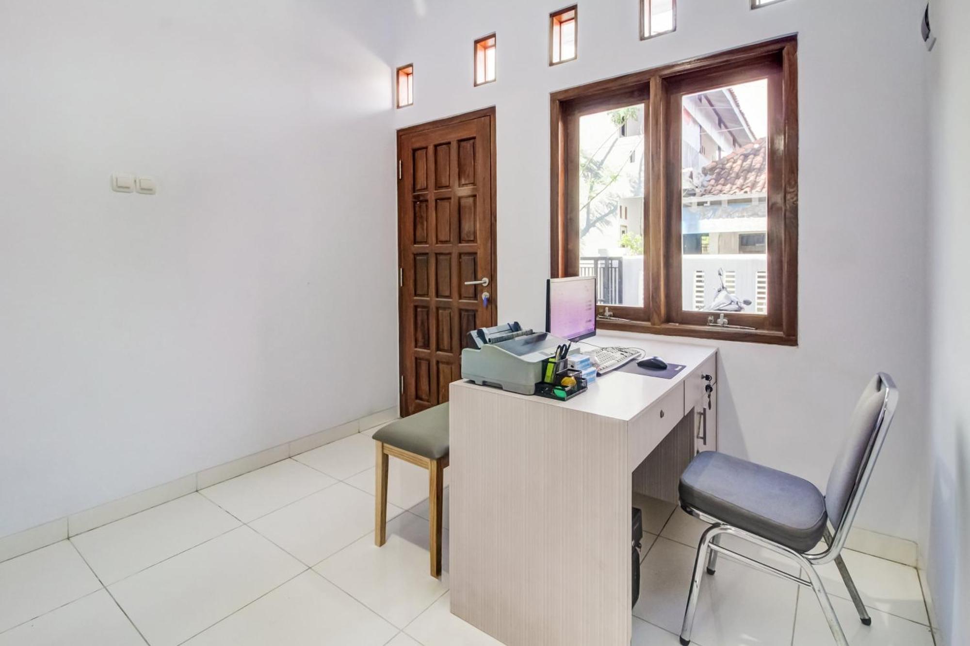 OYO 91243 Bina Syariah Guest House Cirebon Bagian luar foto