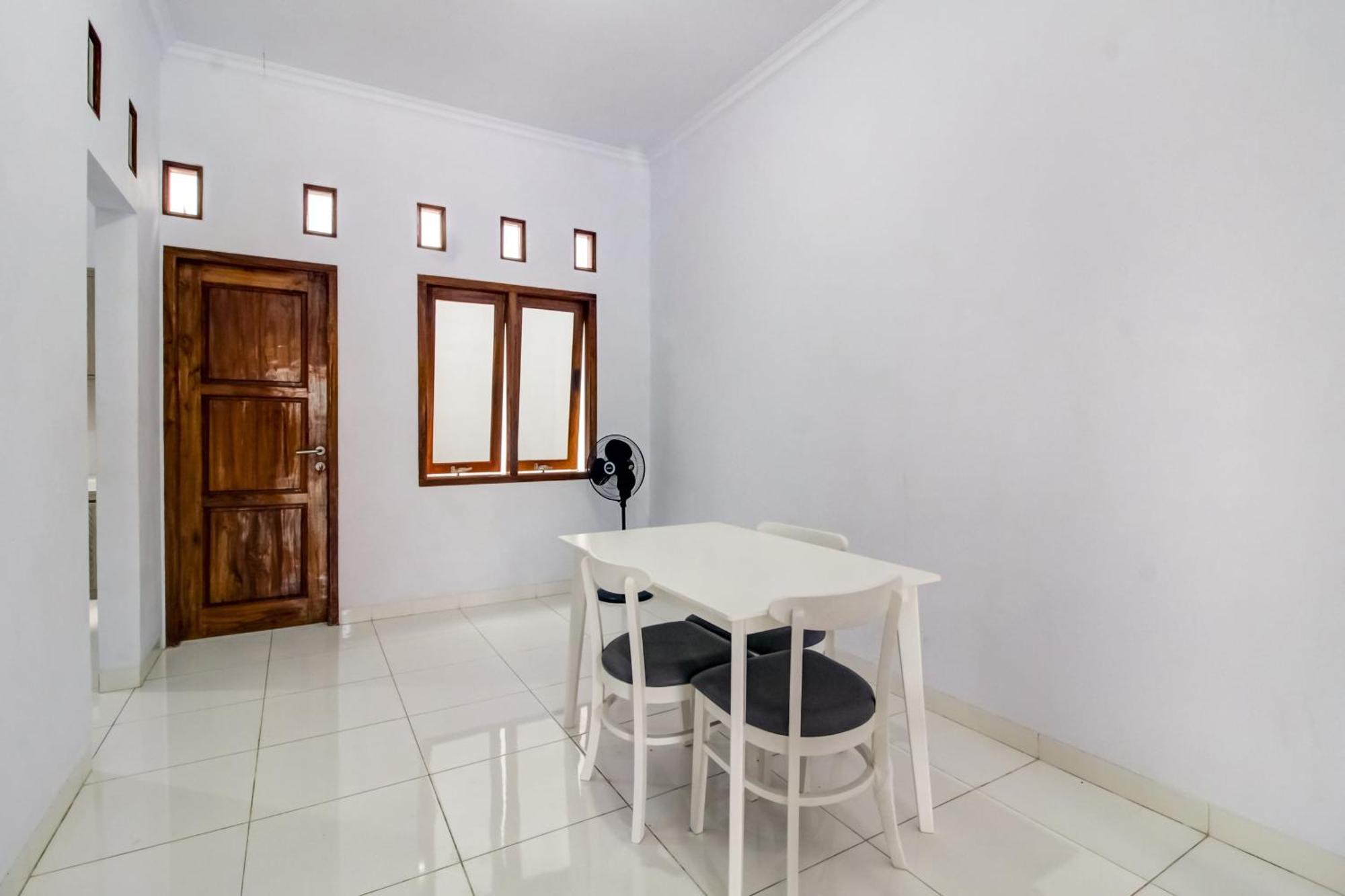 OYO 91243 Bina Syariah Guest House Cirebon Bagian luar foto